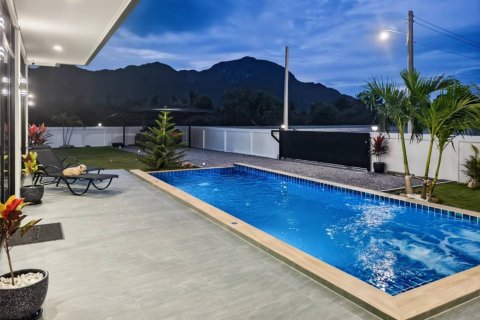 Chalet de 4 dormitorios en Pran Buri, Tailandia № 152613 - foto 3