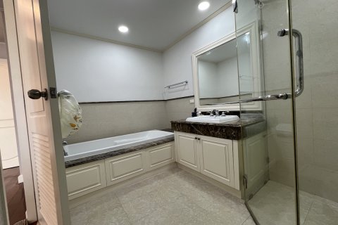Condominio de 2 dormitorios en Watthana, Bangkok, Tailandia № 200875 - foto 10