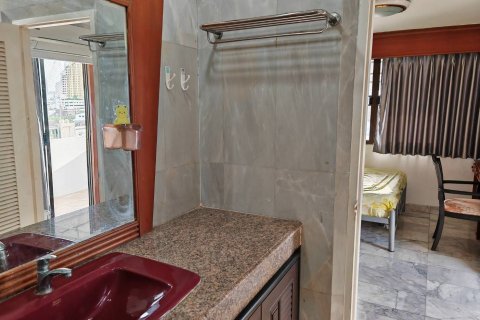 Condo in Phaya Thai, Bangkok, Thailand, 2 bedrooms № 135390 - photo 16