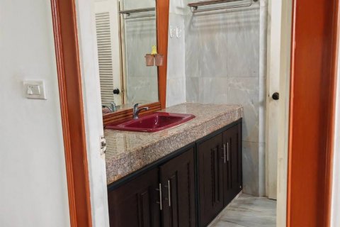 Condo in Phaya Thai, Bangkok, Thailand, 2 bedrooms № 135390 - photo 19