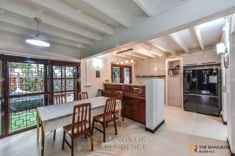 House in Bangkok, Thailand 4 bedrooms № 189476