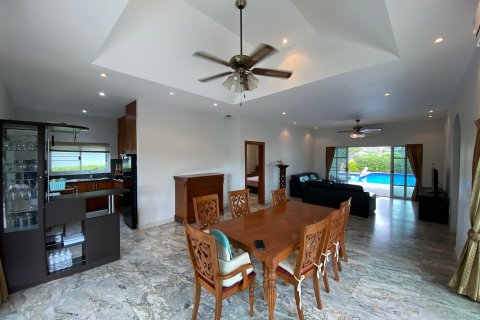 Chalet de 3 dormitorios en Hua Hin, Tailandia № 168549 - foto 8