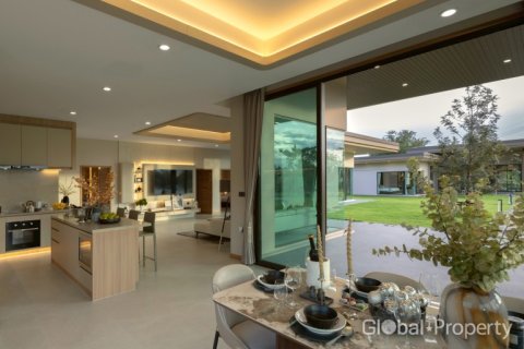Casa de 4 dormitorios en Pattaya, Tailandia № 163962 - foto 3