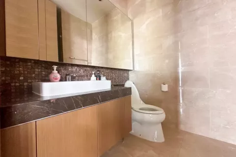 Condominio de 2 dormitorios en Pathum Wan, Bangkok, Tailandia № 136937 - foto 15
