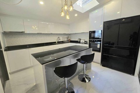 Dúplex de 3 dormitorios en Surat Thani, Tailandia № 116326 - foto 10