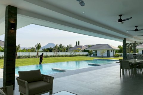 Chalet de 5 dormitorios en Hua Hin, Tailandia № 168277 - foto 12