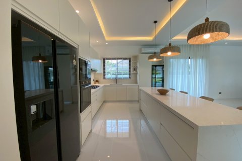 Chalet de 5 dormitorios en Hua Hin, Tailandia № 168277 - foto 15