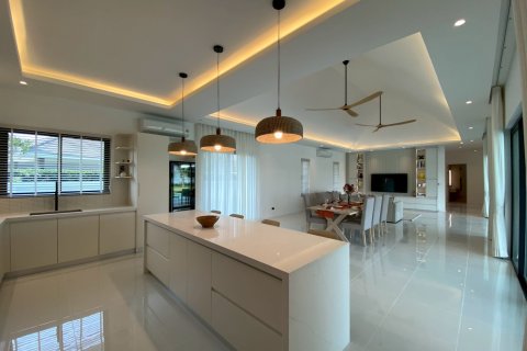 Chalet de 5 dormitorios en Hua Hin, Tailandia № 168277 - foto 14