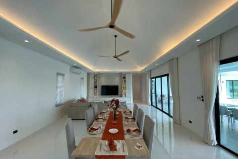 Chalet de 5 dormitorios en Hua Hin, Tailandia № 168277 - foto 21