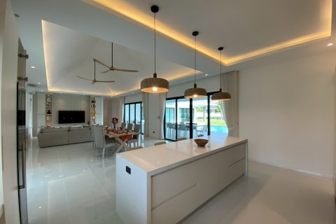 Chalet de 5 dormitorios en Hua Hin, Tailandia № 168277 - foto 19