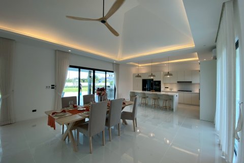 Chalet de 5 dormitorios en Hua Hin, Tailandia № 168277 - foto 24