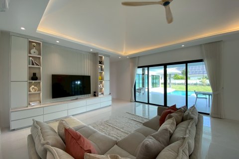 Chalet de 5 dormitorios en Hua Hin, Tailandia № 168277 - foto 23