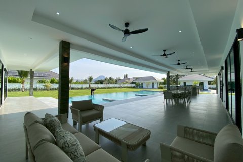 Chalet de 5 dormitorios en Hua Hin, Tailandia № 168277 - foto 11
