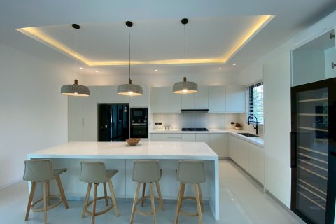 Chalet de 5 dormitorios en Hua Hin, Tailandia № 168277 - foto 17