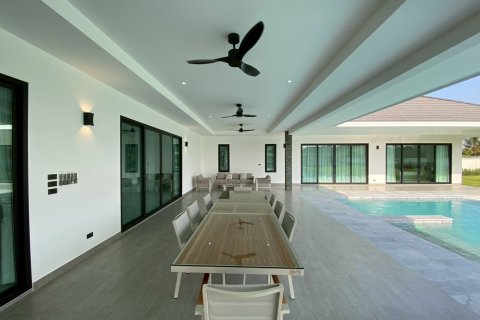 Chalet de 5 dormitorios en Hua Hin, Tailandia № 168277 - foto 9