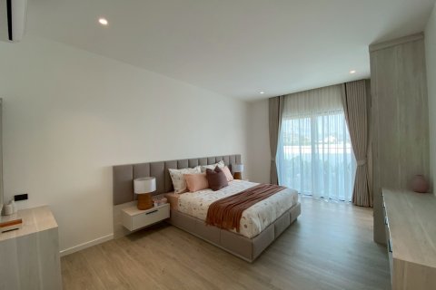 Chalet de 5 dormitorios en Hua Hin, Tailandia № 168277 - foto 28