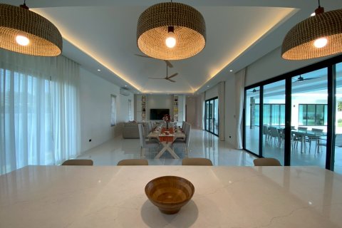 Chalet de 5 dormitorios en Hua Hin, Tailandia № 168277 - foto 20