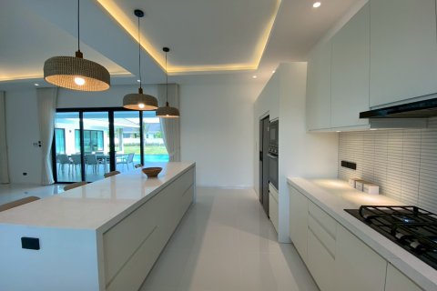 Chalet de 5 dormitorios en Hua Hin, Tailandia № 168277 - foto 18