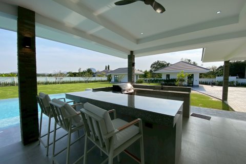 Chalet de 5 dormitorios en Hua Hin, Tailandia № 168277 - foto 8