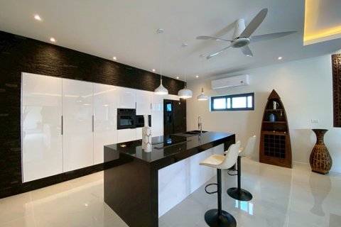 Chalet de 4 dormitorios en Hua Hin, Tailandia № 168308 - foto 14