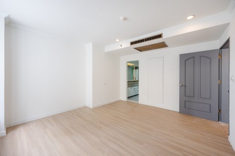 Condo in Bangkok, Thailand, 3 bedrooms № 162735 - photo 20