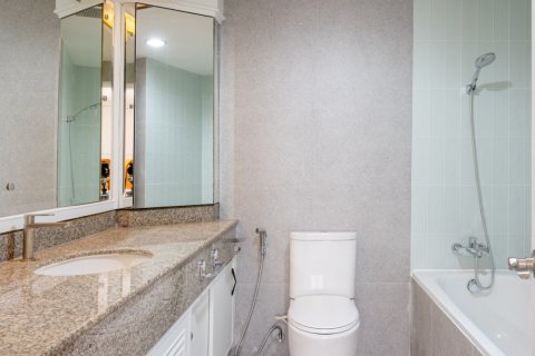 Condo in Bangkok, Thailand, 3 bedrooms № 162735 - photo 18
