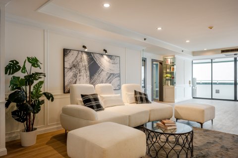 Condo in Bangkok, Thailand, 3 bedrooms № 162735 - photo 2