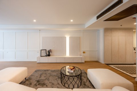 Condo in Bangkok, Thailand, 3 bedrooms № 162735 - photo 3