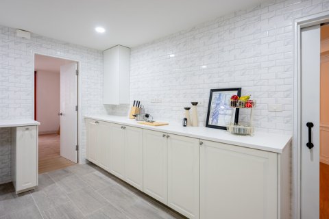 Condo in Bangkok, Thailand, 3 bedrooms № 162735 - photo 14