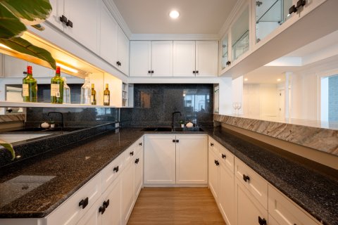 Condo in Bangkok, Thailand, 3 bedrooms № 162735 - photo 11