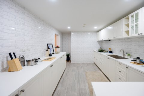 Condo in Bangkok, Thailand, 3 bedrooms № 162735 - photo 13