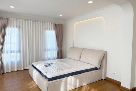 Casa de 4 dormitorios en Samut Prakan, Tailandia № 134611 - foto 8
