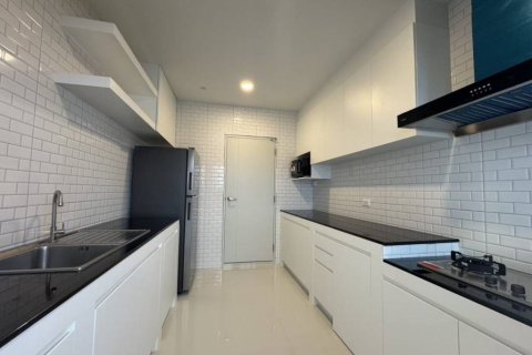 Casa de 4 dormitorios en Samut Prakan, Tailandia № 134611 - foto 6