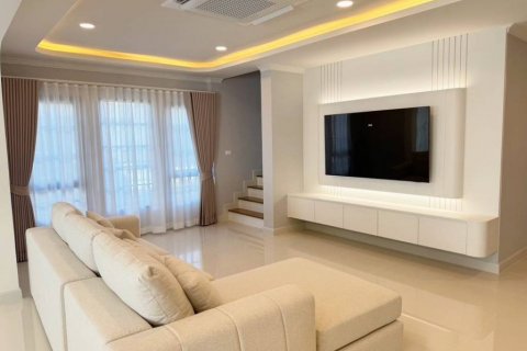 Casa de 4 dormitorios en Samut Prakan, Tailandia № 134611 - foto 2