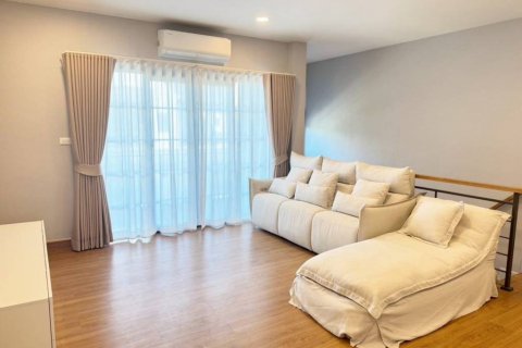 Casa de 4 dormitorios en Samut Prakan, Tailandia № 134611 - foto 3