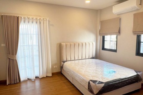 Casa de 4 dormitorios en Samut Prakan, Tailandia № 134611 - foto 7