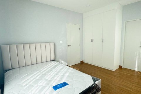 Casa de 4 dormitorios en Samut Prakan, Tailandia № 134611 - foto 9