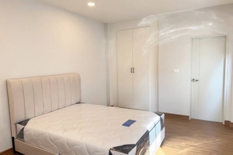 Casa de 4 dormitorios en Samut Prakan, Tailandia № 134611 - foto 10