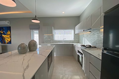 Chalet de 3 dormitorios en Hua Hin, Tailandia № 168416 - foto 17