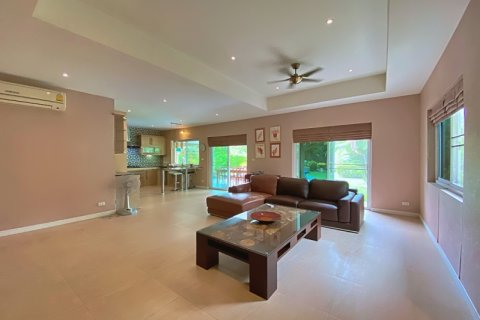 Chalet de 3 dormitorios en Hua Hin, Tailandia № 168419 - foto 10
