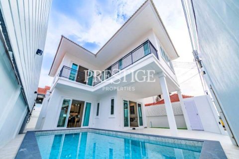 House in Pattaya, Thailand 4 bedrooms № 197830