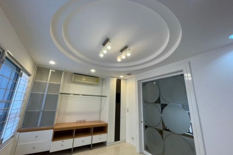 Adosado de 5 dormitorios en Bangkok, Tailandia № 65588 - foto 6