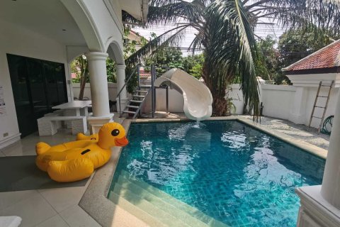 Chalet de 3 dormitorios en Pattaya, Tailandia № 147366