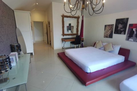 Chalet de 3 dormitorios en Pattaya, Tailandia № 147366 - foto 2