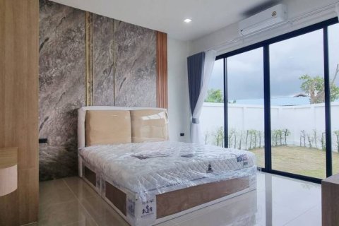 Chalet de 4 dormitorios en Pattaya, Tailandia № 146836 - foto 10