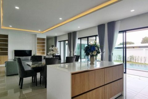 Chalet de 4 dormitorios en Pattaya, Tailandia № 146836 - foto 6