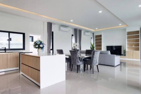 Chalet de 4 dormitorios en Pattaya, Tailandia № 146836 - foto 5
