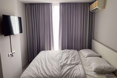 Condominio de 2 dormitorios en Samut Prakan, Tailandia № 68332 - foto 2