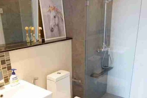 Condominio de 1 dormitorio en Thonburi, Bangkok, Tailandia № 208670 - foto 8