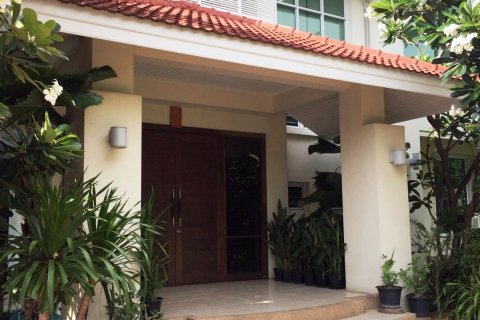 Casa de 4 dormitorios en Bangkok, Tailandia № 67080 - foto 2